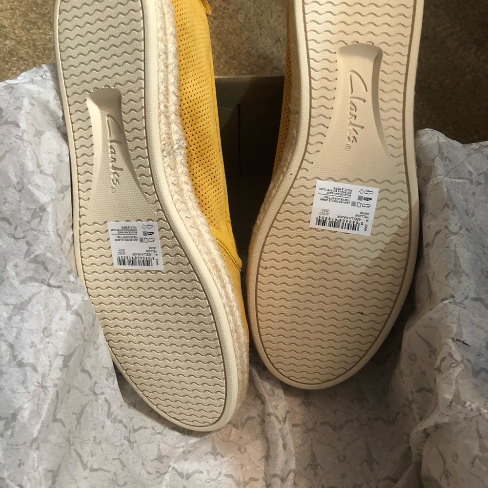 Clarks Slip On💛 - Picture 2 of 8